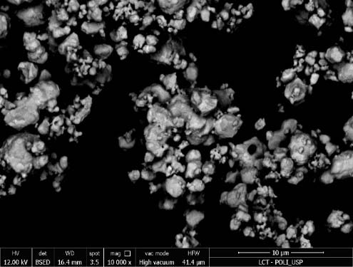 Fig. 8: Radiografia e análise macrofágica de um profissional afetado por fibrose intersticial causada por exposição aos metais-duros (WC-Co) e metais-pesados (W-Ni) (Chiappino, 2003). Wallner et al. (2017), investigaram as causas de morte entre os trabalhadores de uma fábrica de metaisduros na Áustria, para trabalhadores empregados desde 1965 e após 1970, com acompanhamento até o final do ano de 2014. O foco foi relacionado a exposição ao cobalto, sendo avaliada por meio da higiene ocupacional e análise clínica. Durante aproximadamente 46 anos, observação 177 mortes de trabalhadores que trabalharam diretamente com a exposição de metal-duro, Destes, 159 foram confirmados pelo registro de mortalidade e informada a causa de óbitos; sendo 49 desses, morreram de câncer de pulmão, três doenças pulmonares crônicas. Morfeld et al. (2017), investigaram a exposição de trabalhadores (antigos e atuais) em relação ao cobalto e tungstênio, em três fabricantes de metaisduros, na Alemanha. Dados históricos de higiene ocupacional, foram extraídos para reconstrução de um perfil de um grupo de exposição homogêneo, ou similares, durante o período de 1970 e 2012. A análise analítica, consistiu em 6.865 trabalhadores, sendo 5.212 (75,9%) homens e 1.653 (24,1%) mulheres. A exposições individuais e concentrações médias de exposição cumulativas, foram estimadas para cobalto, níquel e tungstênio, como poeiras respirável e inalável; sendo: as concentrações médias de níquel inalável a longo prazo foram baixas em cerca de 0,01 mg.m -3 (mediana) e 0,02 mg.m -3 (média). Para cobalto inalável, foram encontradas 0,04 mg.m -3 (mediana) e 0,07 mg.m -3 (média), respectivamente. As concentrações inaláveis de tungstênio foram de 0,2 mg.m -3 (mediana) e 0,4 mg.m -3 (média). A concentração média a longo prazo da poeira respirável foi estimada em cerca de 0,25 mg.m -3 (mediana) e 0,35 mg.m -3 (média); para a fração