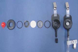 Fig. 9(a): Pesagem do pós-metálicos; (b). Mistura dos pós-metálicos com solventes; e (c). Enchimento da mistura híbrida no moinho de bolas de alta energia. Na Fig. 9(b), o trabalhador adicionou solventes aromáticos (líquidos inflamáveis), podendo ser utilizados diversos, de acordo com a composição química das ligas WC-Co ou WC-Ni, os álcoois (isopropílico, etano, metanol, entre outros) e os hidrocarbonetos (querosene, heptano, hexano, nafta, entre outros). Na Fig.9(c), o trabalhador está adicionando essa mistura híbrida (pós e solvente) ao equipamento de moagem de alta energia denominado Moinho Atritor, sendo feita a moagem com bolas de metal-cerâmica, e a homogeneização dos pós-metálicos, variando o tempo de 1 hora até 6 horas, dependendo da quantidade de material adicionado. A capacidade máxima deste equipamento é de 500 kg de adição da mistura e os particulados de WC-Co e WC-Ni podendo variar de 0,1 a 10 micra (µm), conforme aplicação do produto. Na Fig. 10(a), o trabalhador faz o descarregando da mistura híbrida do moída e homogeneizada do moinho Atritor, Fig.10(b), em seguida foi feita a decantação, para separar o líquido do sólido, o excesso de líquido. Nesta etapa o operador tem contato direto com os produtos químicos e solventes, Fig. 10(c), resultando em uma mistura híbrida, o pó misturado com solventes quando inalado pode ocasionar irritação das vias respiratórias. Relato do trabalhador evidencia irritação e rachaduras na pele, partes das mãos e braços.